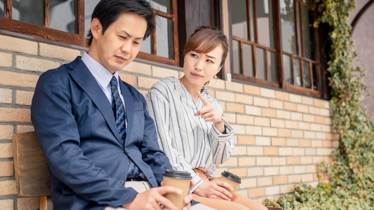 話し合う夫婦