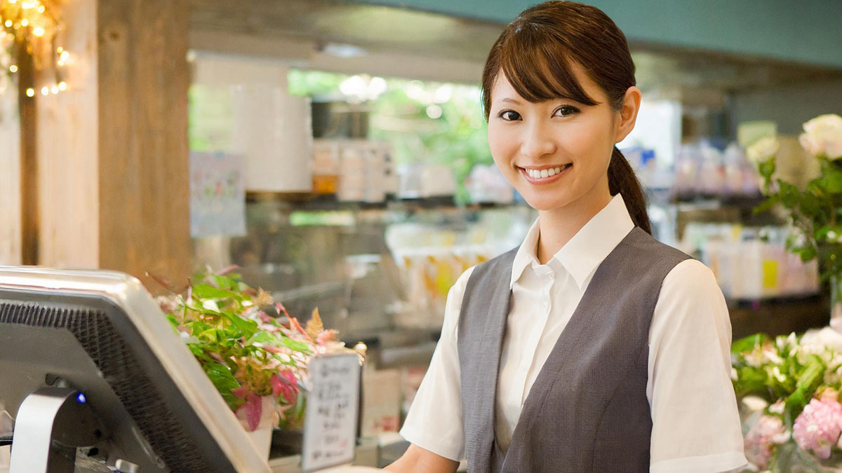 レジをする女性スタッフ